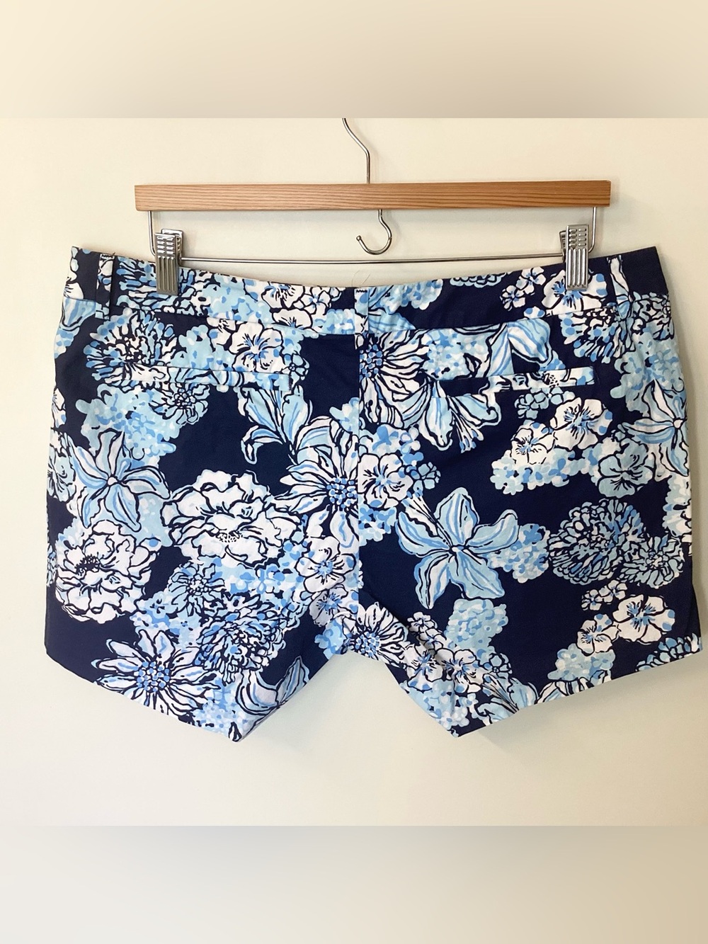 Lilly Pulitzer Callahan 5” Stretch Shorts in Low Tide Navy Bouquet All Day - 12 - Picture 4 of 7